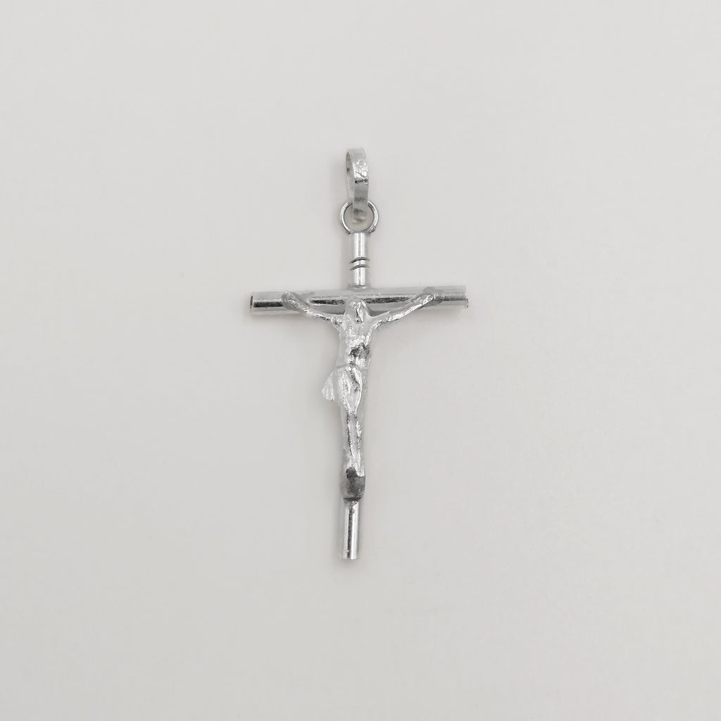 Crucifijo en plata 925 diseño delgado y sencillo.