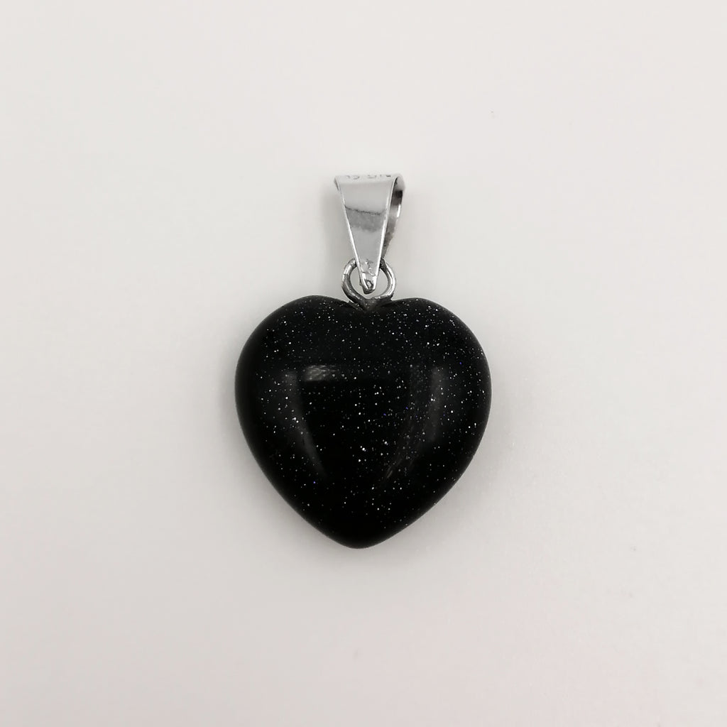 Dije de piedra natural en forma de corazón con pasador en plata 925.