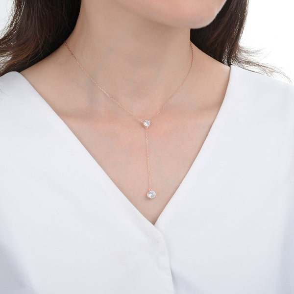 Collar corbatero en plata 925 con baño en oro rosado con dos puntos de luz en circón