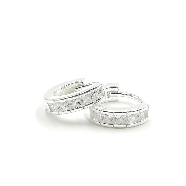 Argollas "huggies" con circones cuadrados