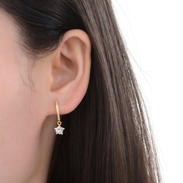 Argollas "huggies" en plata 925 con baño de oro, circones y dije de estrella colgante