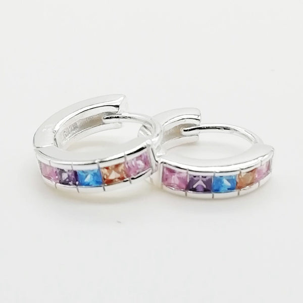 Argollas huggies en plata 925 con circones pasteles