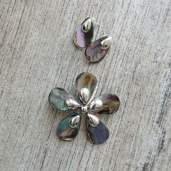 Aretes y dije en forma de flor en plata 925 y concha nácar.