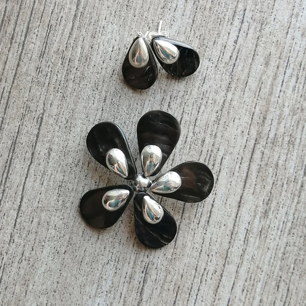 Aretes y dije en forma de flor en plata 925 y concha nácar.