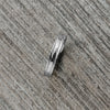 Anillo de acero inoxidable delgado en color plateado acabado brillante diseño diamantado. Ancho 4 mm.