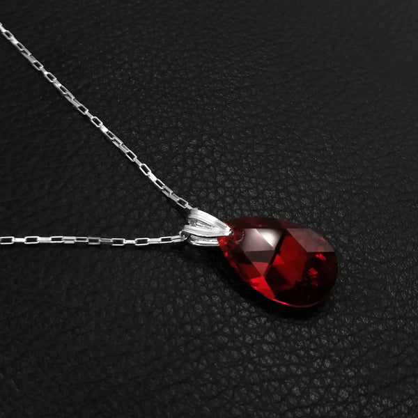 Collar con gota de cristal rojo