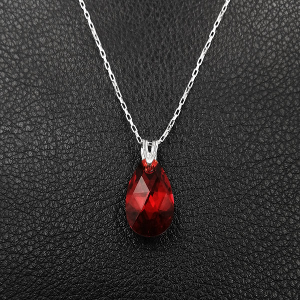 Collar con cristal en forma de gota