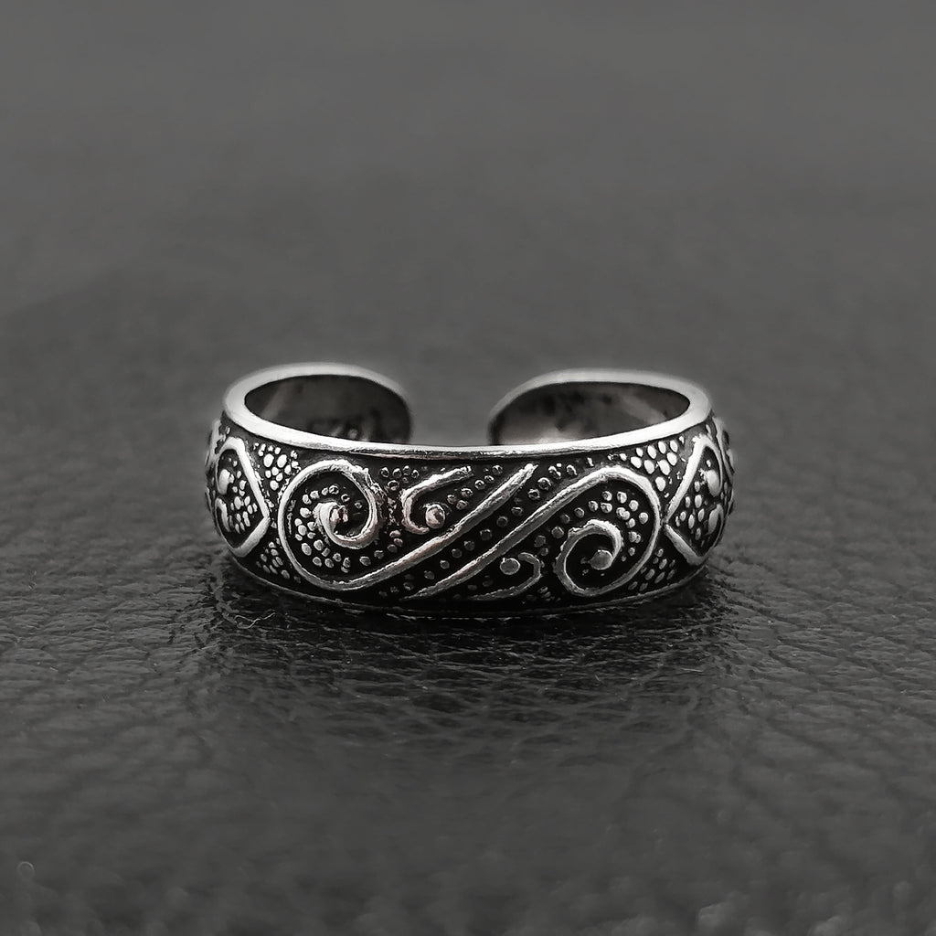 Detalles: Anillo abierto en plata 925 con diseño de espirales en plata oscurecida. Sirve para anillo del pie o midi.  Tamaño: ancho 4mm.