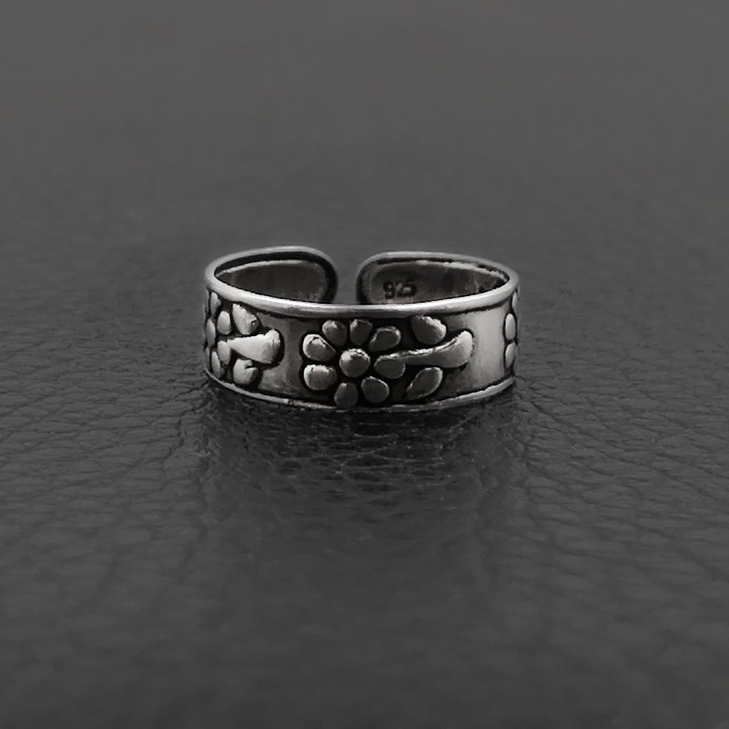 Detalles: Anillo abierto en plata 925 con diseño de flores en plata oscurecida. Sirve para anillo del pie o midi.  Tamaño: ancho 4mm.