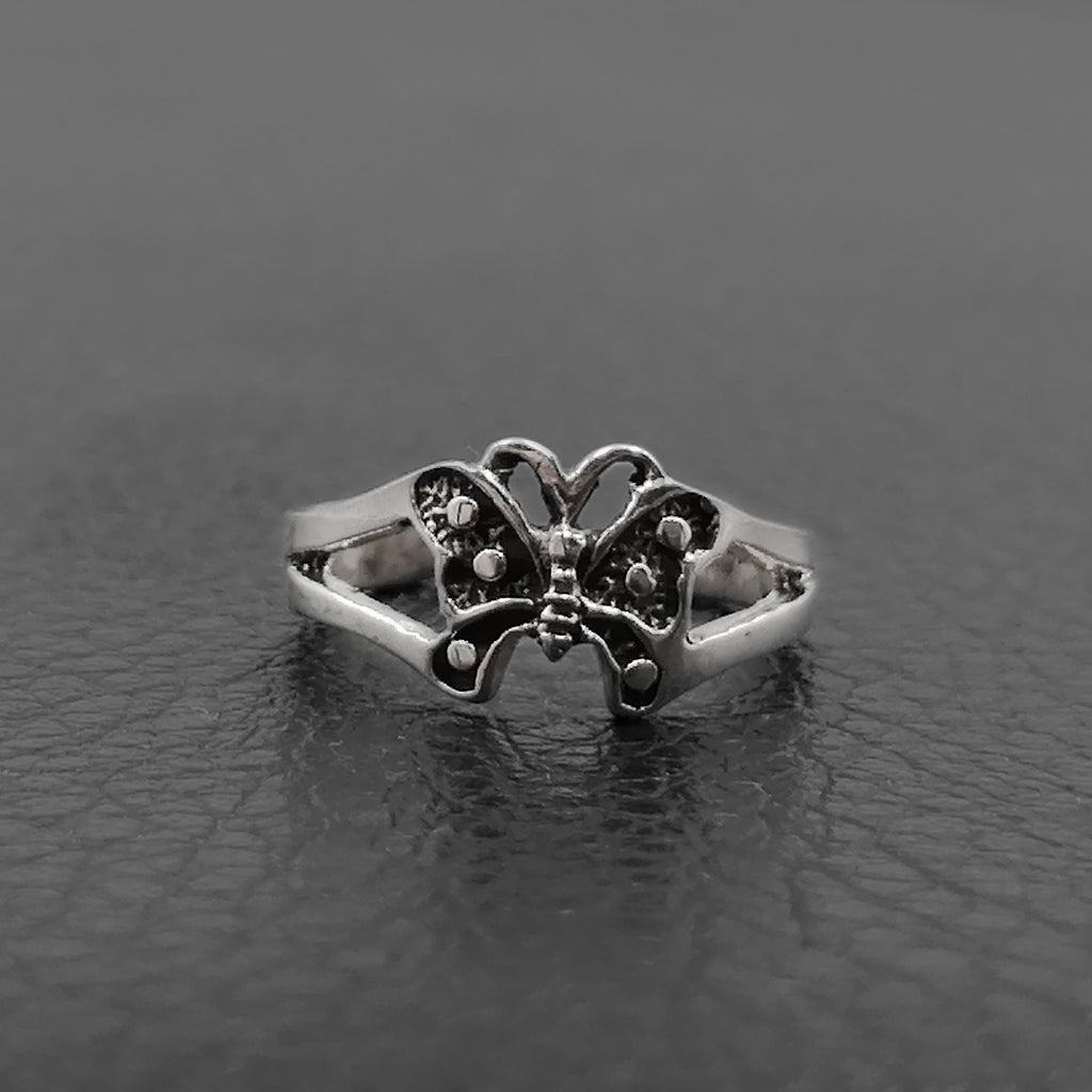Detalles: Anillo abierto en plata 925 con diseño de mariposa oscurecida. Sirve para anillo del pie o midi.