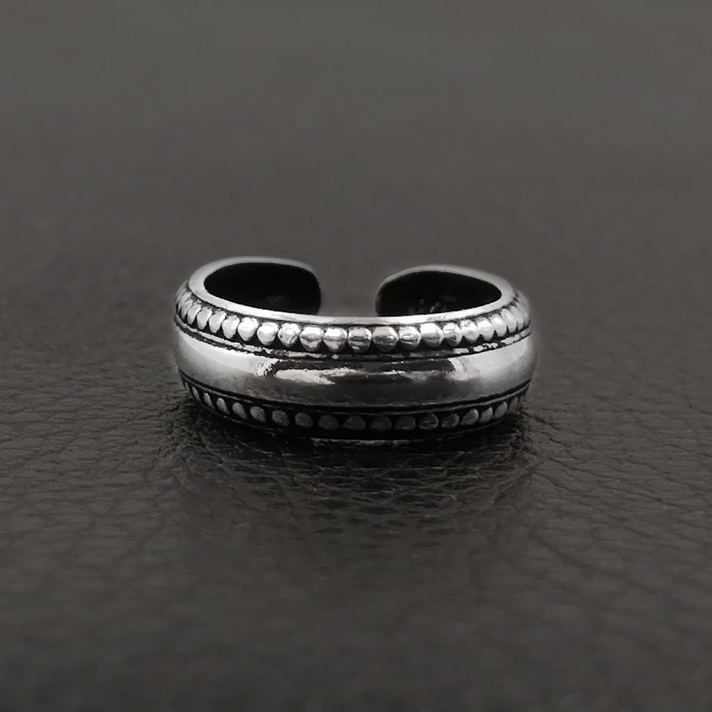 Detalles: Anillo abierto en plata 925 con borde bolitas en plata oscurecida. Sirve para anillo del pie o midi.  Tamaño: ancho 4mm.