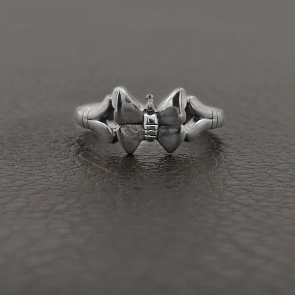 Detalles: Anillo abierto en plata 925 con diseño de mariposa lisa. Sirve para anillo del pie o midi.