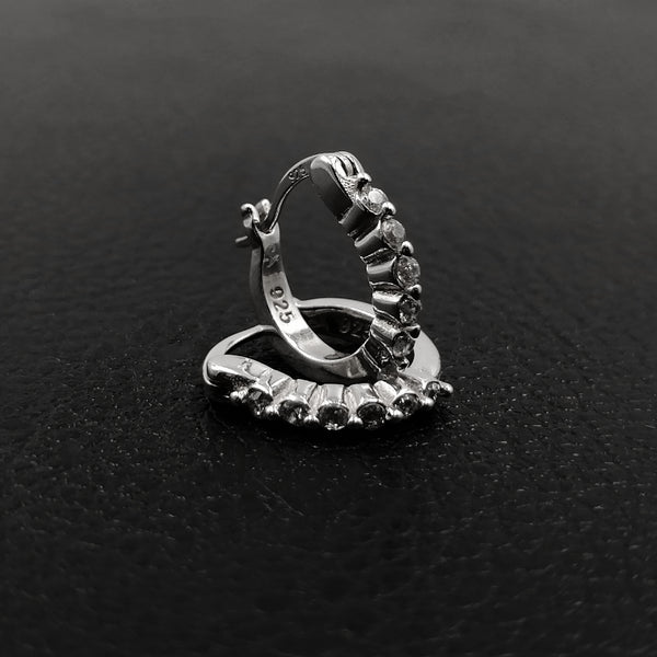 Argollas en plata 925 con cierre italiano y circones. Diámetro 1.3 cm.
