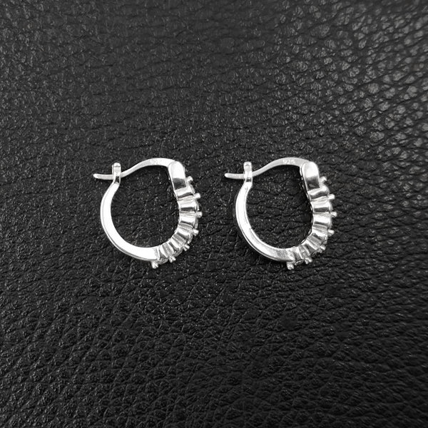 Argollas en plata 925 con cierre italiano y circones. Diámetro 1.3 cm.