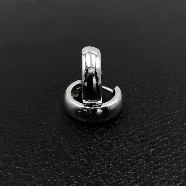 Detalles: Argollas huggies lisas en plata 925.  Tamaño: diámetro 1.5 cm, ancho 6 mm.