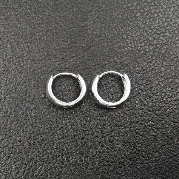 Detalles: Argollas huggies lisas en plata 925.  Tamaño: diámetro 1.5 cm, ancho 6 mm.