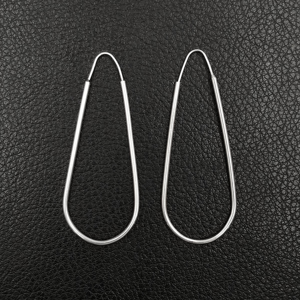 Argollas en plata 925 con diseño de gota. Largo: 6cm.