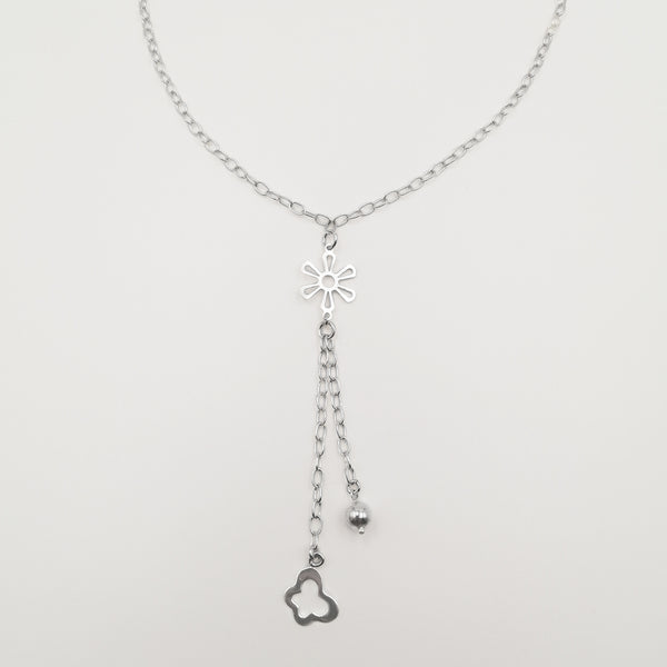 Collar corbatín en plata 925 con dijes varios