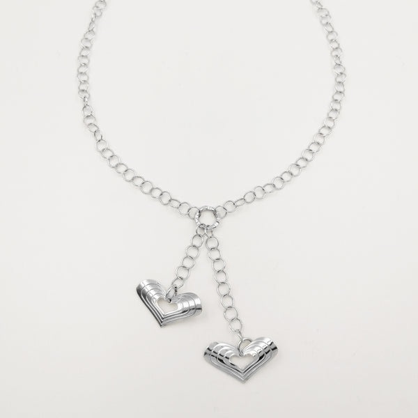 ollar en plata 925 estilo corbatín con cadena tejido rolo y dijes corazones.