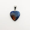 Dije de piedra ágata marrón en forma de corazón con pasador en plata 925.