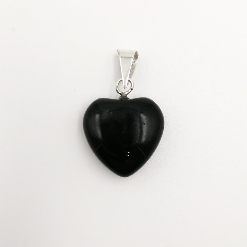 Dije de piedra ónix negro en forma de corazón con pasador en plata 925.