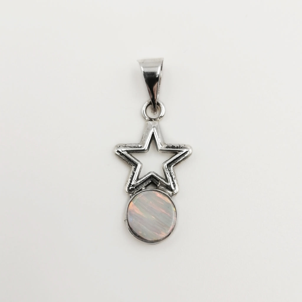 Dije en plata 925 con diseño de estrella calada y piedra ópalo australiano.