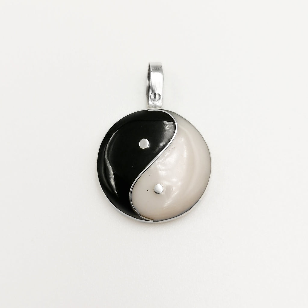 Dije en plata 925 con diseño de Yin y Yang con trabajo esmaltado en blanco y negro.