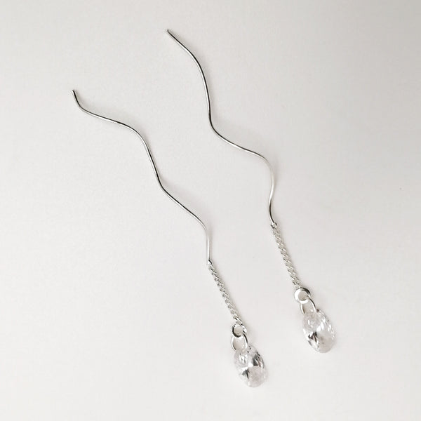 Aretes largos con circón en plata 925