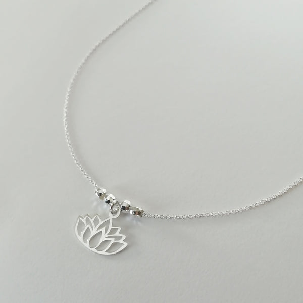 Collar con flor de loto calada en plata 925