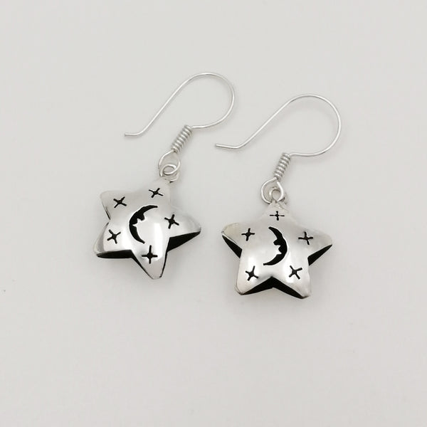 Aretes de estrella en plata 925 con diseño calado de media luna
