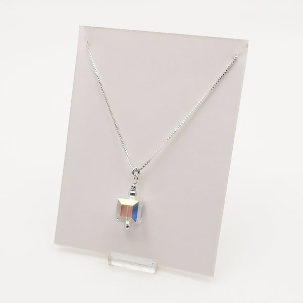 Collar "box" en plata 925 con dije de cubo en cristal tornasol