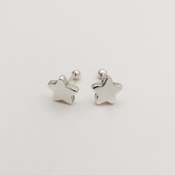 Aretes con estrella lisa tridimensional en plata 925, cierre rosca