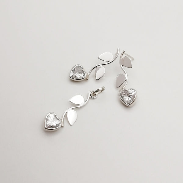 Juego de aretes y dije con diseño de ramas y corazón en plata 925 y circones