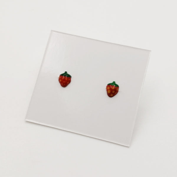 Aretes con diseño de fresa en plata 925 & esmalte