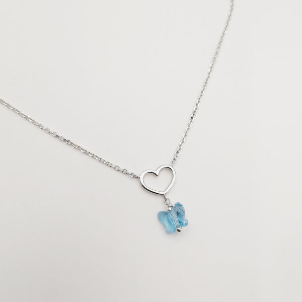 Collar en plata 925 con dije de corazón hueco & mariposa de cristal celeste