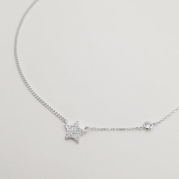 Detalle de collar en plata 925 con estrella de circones