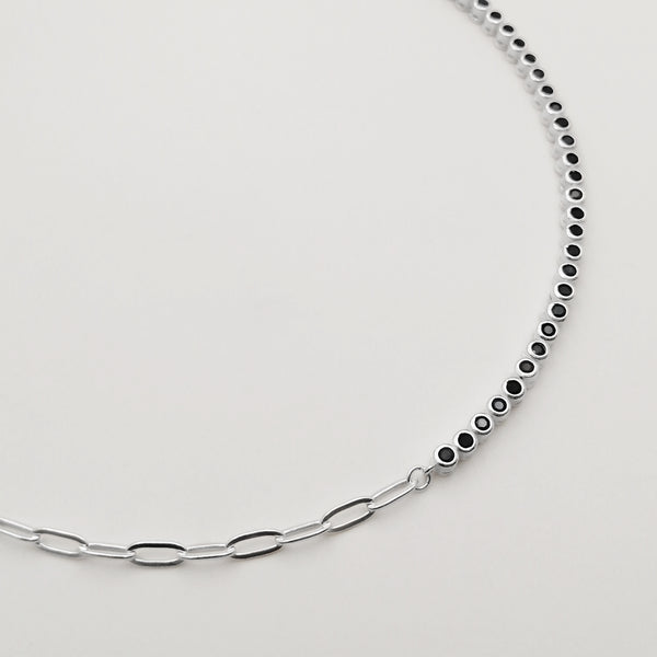Detalle de collar "paper clip" & tenis con circones negros en plata 925