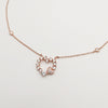 Detalle de collar de corazón en plata 925 con baño de oro rosado 