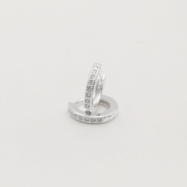 Argollas "huggies" chicas en plata 925 con circones