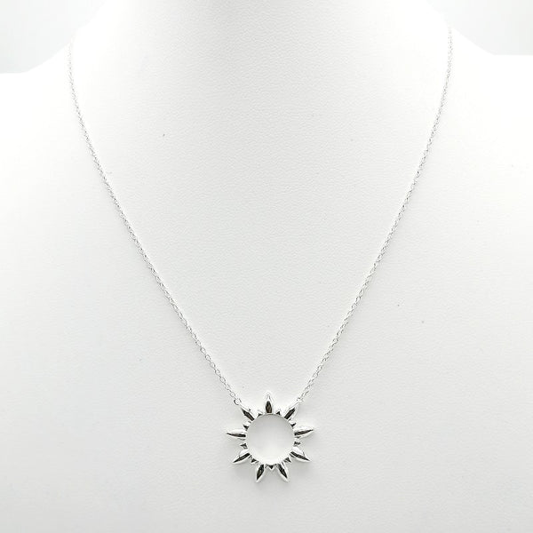 Collar con dije de sol hueco en plata 925